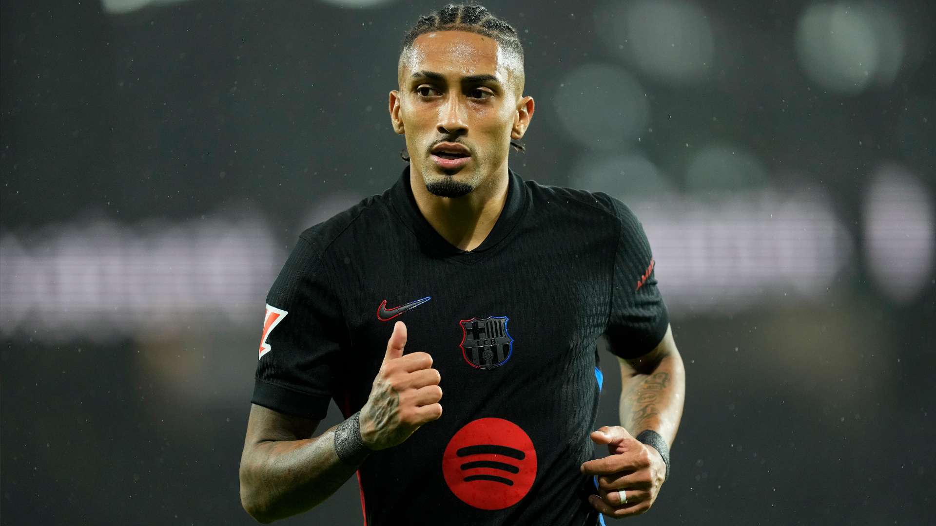 中场以其出 中场以其出